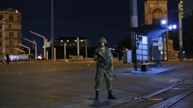 Κωνσταντινούπολη, 15 Ιουλίου, λίγο πριν από τα μεσάνυχτα. Στρατιώτης φρουρός τραπεζών, την ώρα της εκδήλωσης του πραξικοπήματος.