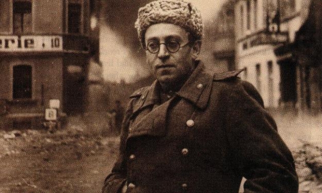 O Βασίλι Γκρόσμαν με τη στολή του Κόκκινου Στρατού στο έδαφος της Γερμανίας, 1945.