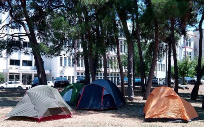 Σκηνές στο κάμπους του ΑΠΘ, το περασμένο καλοκαίρι, στο πλαίσιο της κατασκήνωσης «No Border Camp – Thessaloniki 2016». Το κράτος απλώς επιτηρεί από μακριά την παραβατικότητα.