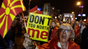 Στιγμιότυπο από διαδήλωση στα Σκόπια εναντίον του προθέματος Βόρεια στο συνταγματικό όνομα της πΓΔ της Μακεδονίας.