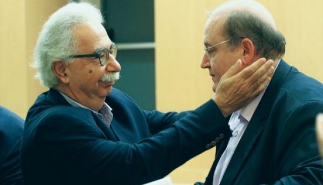 O Κώστας Γαβρόγλου και ο Νίκος Φίλης, νυν και τέως υπουργός Παιδείας και Θρησκευμάτων, σ ένα στιγμιότυπο από την τελετή παράδοσης-παραλαβής.