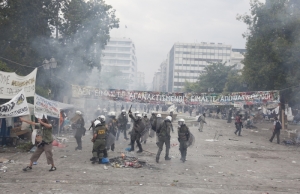 Ιούλιος 2011, κάτω Πλατεία Συντάγματος, Αθήνα. Οι Αγανακτισμένοι ανασυγκροτούνται έπειτα από συγκρούσεις με την αστυνομία. Τα γεγονότα της δεκαετίας του 2010 και τα διδάγματά τους επιβάλλουν την αναζήτηση ενός πολιτικού τοπίου στο οποίο να δεσπόζει η πολιτική σταθερότητα.