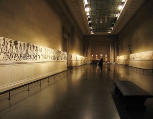 Τα κλεμμένα γλυπτά του Παρθενώνα στο Βρετανικό Μουσείο, την επιστροφή των οποίων και την επανένωσή τους με τα γλυπτά που έμειναν στο ναό μετά την κλοπή τους από τον Έλγιν ζητά η Ελλάδα.