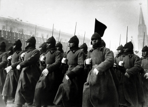 Boris Ignatovich, Μόσχα, Κόκκινη Πλατεία, Πρωτομαγιά 1926. Μια από τις εικόνες που σίγουρα θα αντίκρισε ο Βάλτερ Μπένγιαμιν κατά την παραμονή του στη Μόσχα, το 1926. Η φωτογραφία συνιστά μια από τις πρώτες μαρτυρίες των οργανωμένων εορτασμών για την Εργατική Πρωτομαγιά στην Κόκκινη Πλατεία του Κρεμλίνου. Τη χρονιά εκείνη, πρωτοκαθιερώθηκε μια παράδοση περίτεχνων μαζικών γιορτών και στρατιωτικών παρελάσεων που επεδείκνυαν μαζικό οπλισμό, όπλα της στρατιωτικής αεροπορίας και τη δύναμη του Κόκκινου Στρατού, στην οποία ανήκουν οι παρελαύνοντες της εικόνας.  