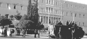 21η Απριλίου 1967, Αθήνα. Τανκς έχουν καταλάβει το χώρο περιμετρικά της Βουλής.