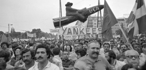 14 Μαΐου 1982, Σύνταγμα, Αθήνα, Διαδηλωτές για την ειρήνη κατά της επίσκεψης του αμερικανού υπουργού Εξωτερικών Αλεξάντερ Χέιγκ. Ο αντιαμερικανισμός και η αντίθεση στο ΝΑΤΟ και στην Ευρώπη ήταν χαρακτηριστικό του ελληνικού κινήματος ειρήνης, που οργανώθηκε από την Αριστερά. Σε γενικές γραμμές, το κίνημα ειρήνης εμφανιζόταν ουδέτερο. Αλλ’ η ουδέτερη πολιτική ταυτιζόταν απόλυτα με τις πολιτικές της επιδιώξεις και προϋπέθετε την ευθυγράμμιση μ’ αυτές. Τα «φιλειρηνικά» κινήματα και, προφανώς, τα γηγενή σοσιαλιστικά και κομμουνιστικά κόμματα βοηθούσαν την ευόδωση των σοβιετικών στόχων στις δυτικές χώρες.  