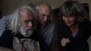Ο συγγραφέας Τέος Ρόμβος (αριστερά), ο σκηνοθέτης Σταύρος Καπλανίδης και η Χαρά Πελεκάνου στην ταινία του Σταύρου Καπλανίδη «Ο Τέος και ο Σταύρος», που κάνει πρεμιέρα στο Φεστιβάλ Ντοκιμαντέρ Θεσσαλονίκης.