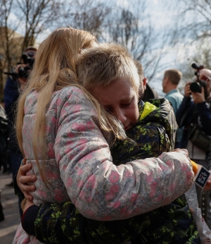 8 Απριλίου 2023, Κίεβο, Ουκρανία. Μια Ουκρανή αγκαλιάζει τον 13χρονο γιο της, έπειτα από σχεδόν ένα χρόνο. Είχε μεταφερθεί από κατεχόμενα εδάφη της Ουκρανίας σε μια οργανωμένη θερινή κατασκήνωση στη Ρωσία. Τελικά, με τη βοήθεια διεθνών οργανισμών, έγινε δυνατός ο επαναπατρισμός του στο Κίεβο, μέσω της Λευκορωσίας. Δεν είναι όμως το ίδιο εύκολη αυτή η λύση για χιλιάδες άλλα παιδιά.     