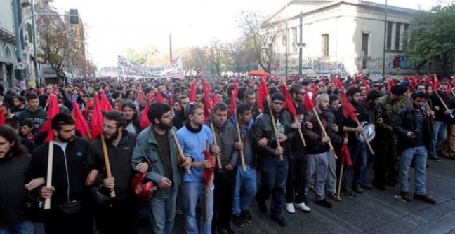 Οπαδοί κομματικού μπλοκ της Αριστεράς ξεκινούν την πορεία. Η προβλεπόμενη αρχή, και φέτος, όπως κάθε χρόνο, έχει συνήθως και προβλεπόμενη εξέλιξη: αστυνομοκρατούμενη Αθήνα και ξύλο, τη νύχτα, στα Εξάρχεια.