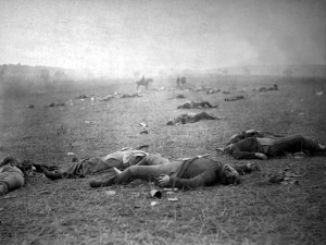 Από τις πιο πολύνεκρες μάχες του αμερικανικού εμφυλίου είναι η μάχη του Γκέτισμπεργκ (1-3 Ιουλίου 1863). Το Γκέτισμπεργκ ήταν μια κωμόπολη της Πενσυλβάνια και η έκβαση της μάχης ήταν μια ανέλπιστη επιτυχία για τους Βόρειους, που συνέτριψαν τους αντιπάλους τους, και για τον Αβραάμ Λίνκολν που καρπώθηκε πολιτικά το θρίαμβο. Η φωτογραφία του Timothy H. O&#039;Sullivan τραβήχτηκε στο πεδίο της μάχης.  