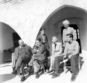1953, Μονή Αχειροποιήτου, Κύπρος. Από αριστερά: Γιώργος Σεφέρης, Λόρενς Ντάρελ, Αντουανέτα Διαμαντή, Μόρις Κάρντιφ. Πίσω, ο ζωγράφος Αδαμάντιος Διαμαντής και ο γιος του. Η σχέση του ποιητή με τον Κάρντιφ δοκιμάστηκε λόγω του ότι ο παλιός του φίλος εκπροσωπούσε στην Κύπρο τη Βρετανία και τις πολιτικές της.
