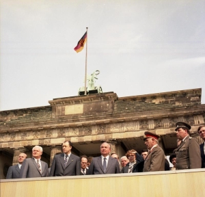 Απρίλιος 1986, Ανατολικό Βερολίνο. O Μιχαήλ Γκορμπατσόφ, τελευταίος ηγέτης της Σοβιετικής Ένωσης, στην Πύλη του Βραδεμβούργου, σε επίσημη επίσκεψή του στην Ανατολική Γερμανία. Τρία χρόνια μετά, το Τείχος που χώριζε το Βερολίνο θα κατέρρεε. Και ένα χρόνο αργότερα, θα κατέρρεε και η Σοβιετική Ένωση.  