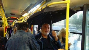 Θεσσαλονίκη, 11 Οκτωβρίου 2016. Επιβάτες λεωφορείου του ΟΑΣΘ έχουν ανοίξει ομπρέλες για να μη βρέχονται, επειδή κάποια λεωφορεία, λόγω παλαιότητος και πλημμελούς συντήρησης, μπάζουν νερά. Η φωτογραφία από την ιστοσελίδα http://www.seleo.gr