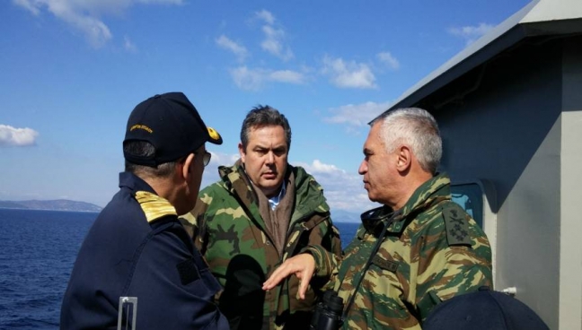 Ο υπουργός Αμύνης, Πανος Καμμένος (στη μέση), επικεφαλής των Ανεξάρτητων Ελλήνων, εκτός από τον εθνολαϊκιστικό λόγο του εισφέρει, τακτικά, στη δημόσια ζωή και το μιλιταριστικό και αρχαιόπληκτο κιτς του.