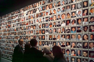 Τα πρόσωπα των χαμένων στο μνημείο της 11ης Σεπτεμβρίου 2001, στο Μανχάταν της Νέας Υόρκης.