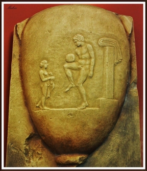 Αναπαράσταση παιχνιδιού με σφαίρα (επίσκυρος), που ήταν διαδεδομένο στην ελληνική αρχαιότητα. H σφαίρα κατασκευαζόταν από ύφασμα ή δέρμα και γεμιζόταν με μαλλί. Επιτύμβια στήλη, 4ος π.Χ. αιώνας. 