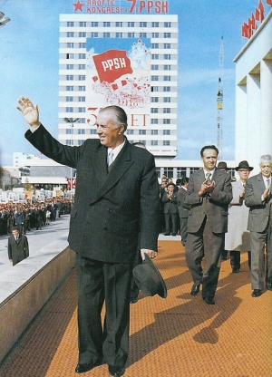 O Εμβέρ Χότζα στα Τίρανα. Ήταν ο επί 46 χρόνια αυταρχικός πρόεδρος του τρίτου πιο φτωχού κράτους στον κόσμο, της κομμουνιστικής Αλβανίας.   