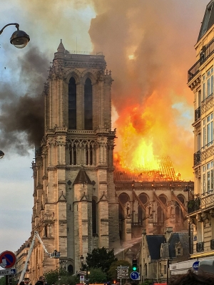 15 Απριλίου 2019, Παρίσι. Η σκεπή του καθεδρικού ναού της Παναγίας των Παρισίων  καίγεται. Ευτυχώς, η πυροσβστική έλεγξε την πυρκαγιά και αποφεύχθηκε η  πλήρης καταστροφή του μνημείου.