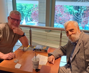23 Μαΐου 2023. Ο Κώστας Καλφόπουλος (δεξιά) φωτογραφίζεται με τον σουηδό συγγραφέα Άρνε Νταλ στον Πολυχώρο του Μεταίχμιου, στη διάρκεια μιας συνέντευξης για το περιοδικό Πολάρ. 
