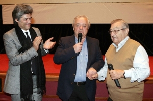 Ο Σταύρος Τσιώλης (κέντρο) με τον Γιάννη Δαλιανίδη (δεξιά), στο Φεστιβάλ Θεσσαλονίκης το 2006. Αριστερά, ο τότε πρόεδρος του Φεστιβάλ, ο ηθοποιός Γιώργος Χωραφάς.