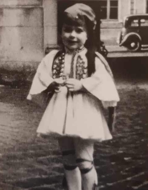 H Μισέλ Βερνάν, τσολιαδάκι στο Παρίσι το 1951.  