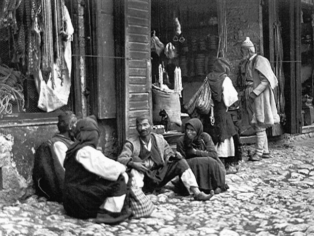 1915. Τσάμηδες στην κεντρική πλατεία της Παραμυθιάς.  