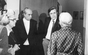 Ο Αλέξανδρος Κοτζιάς, ο Στρατής Τσίρκας και η Μαρώ Σεφέρη (πλάτη) στο σπίτι της Αριέττας Ρούφου το 1975. H φωτογραφία πρωτοδημοσιεύθηκε στην Καθημερινή. 