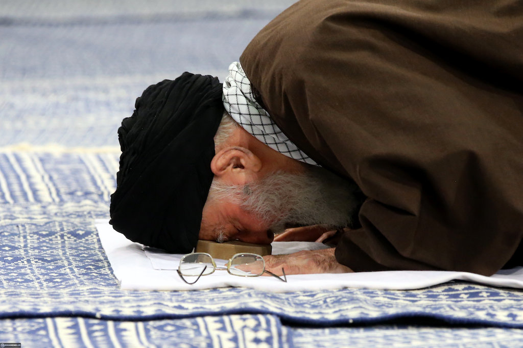 Ali Khamenei prays with a turbah February 2017