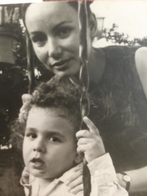 Ο Χρήστος Χωμενίδης με τη μητέρα του, Νίκη, που στο ομώνυμο βιβλίο του έγινε το μυθιστορηματικό πρόσωπό του.