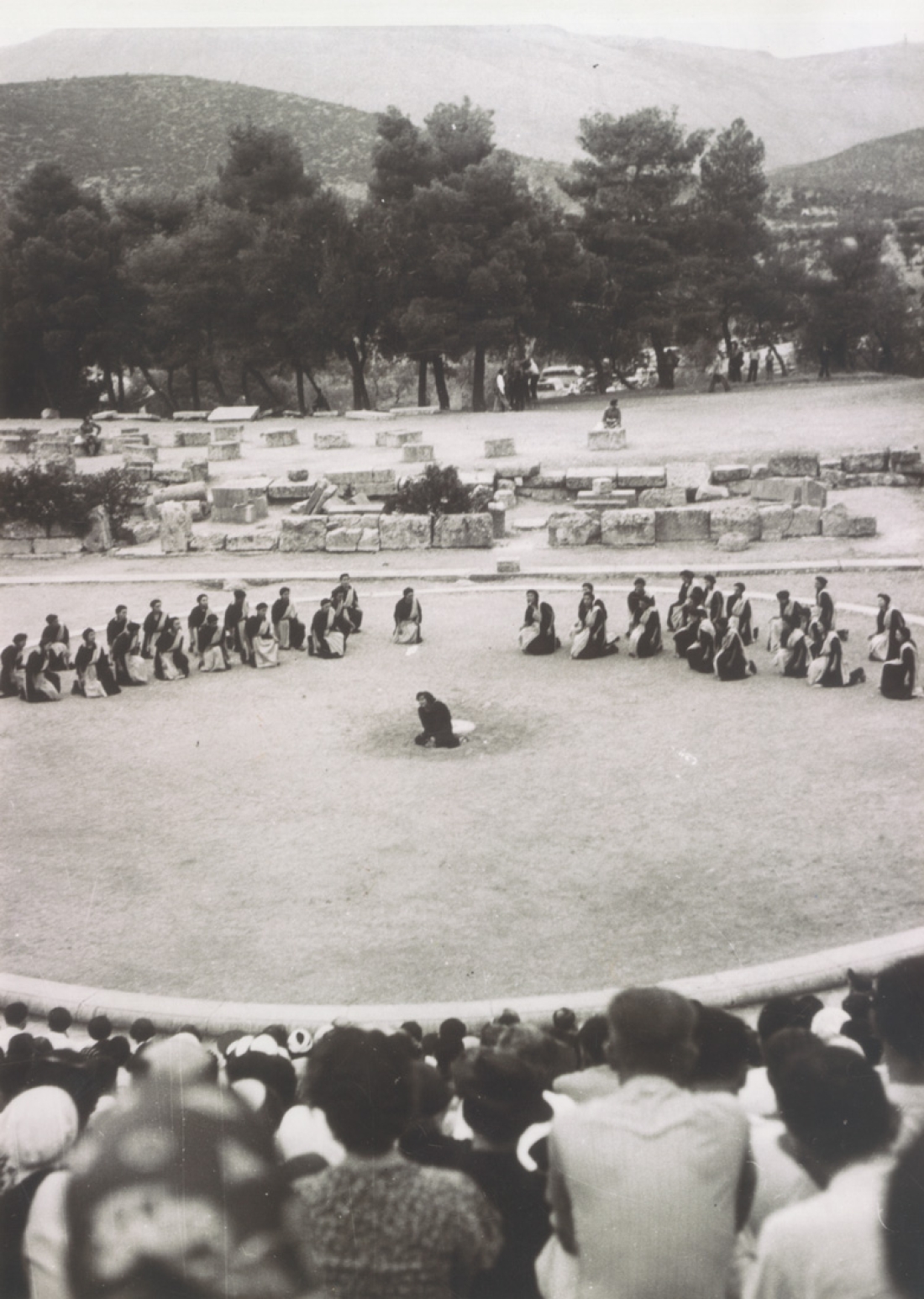 11 Σεπτεμβρίου 1938, αρχαίο θέατρο Επιδαύρου. Η Κατίνα Παξινού και ο χορός στην Ηλέκτρα του Σοφοκλή, σε μετάφραση Γιάννη Γρυπάρη και με σκηνοθεσία Δημήτρη Ροντήρη. Ήταν η πρώτη παράσταση στην Επίδαυρο στη νεότερη Ελλάδα, με την οποία άνοιξε η παράδοση των Επιδαυρίων.    
