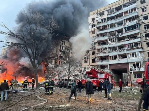 14 Ιανουαρίου 2023, Ντνίπρο. Ρωσικός βομβαρδισμός σε πολυκατοικίες με πολλούς νεκρούς, τραυματίες και αγνοούμενους. Η Ρωσία, παρά την ιδιότητα του μόνιμου μέλους του Συμβουλίου Ασφαλείας των Ηνωμένων Εθνών, εισέβαλε στην Ουκρανία ενώ ο πόλεμος που διεξάγει συχνά παίρνει τα χαρακτηριστικά ανθρωπιστικής καταστροφής, χωρίς η παραπάνω ιδιότητα να αναιρεθεί.  