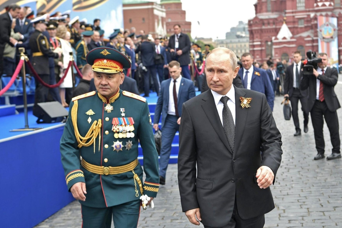 Βλαντίμιρ Πούτιν, Σεργκέι Σοϊγκού. Τα πρόσωπα που πρωτοστατούν στην εισβολή στην Ουκρανία, οι κορυφαίοι πολιτικώς υπευθυνοι για την αποκοπή της Ρωσίας από την Ευρώπη. 