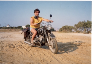 Ο Πέτρος είχε μια παλιά BMW 750, όχι από τις περιζήτητες κλασικές που τώρα τις ανακατασκευάζουν οι συλλέκτες, αλλά μια BMW της δεκαετίας του ’70, κάτι μεταξύ παλιάς και νέας τεχνολογίας, με το γνωστό διαφορικό και το ιδιότροπο κιβώτιο ταχυτήτων, που σήμερα δεν νομίζω να διασώζεται καμία τους.   