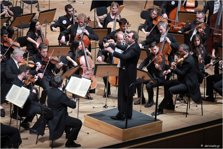 O Nτανιέλε Γκάτι διευθύνει τη Βασιλική Ορχήστρα Κονσέρτχεμπαου του  Άμστερνταμ.