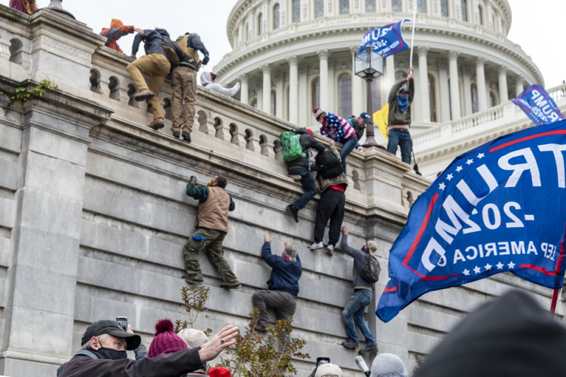 6 Ιανουαρίου 2021, Ουάσινγκτον, ΗΠΑ. Οπαδοί του Τραμπ σκαρφαλώνουν στους τοίχους πριν εισβάλλουν στο Καπιτώλιο. 