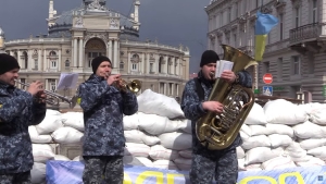 8 Μαρτίου 2022, Οδησσός, Ουκρανία. Μέλη της μπάντας του ουκρανικού Ναυτικού παίζουν με τα πνευστά τους το πασίγνωστο τραγούδι του Αμερικανού Μπόμπι Μακ Φέριν, “Don’t worry, be happy&quot;, εν αναμονή της εισόδου στην πόλη ρωσικών στρατευμάτων.