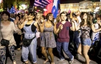 &Mu;&epsilon;&sigma;ά&nu;&upsilon;&chi;&tau;&alpha; &tau;&eta;&sigmaf; 5&eta;&sigmaf; &Iota;&omicron;&upsilon;&lambda;ί&omicron;&upsilon; 2015, &pi;&lambda;&alpha;&tau;&epsilon;ί&alpha; &Sigma;&upsilon;&nu;&tau;ά&gamma;&mu;&alpha;&tau;&omicron;&sigmaf;. &Omicron;&pi;&alpha;&delta;&omicron;ί &tau;&omicron;&upsilon; &laquo;Ό&chi;&iota;&raquo; &pi;&alpha;&nu;&eta;&gamma;&upsilon;&rho;ί&zeta;&omicron;&upsilon;&nu; &tau;&omicron; &alpha;&pi;&omicron;&tau;έ&lambda;&epsilon;&sigma;&mu;&alpha; &tau;&omicron;&upsilon; &delta;&eta;&mu;&omicron;&psi;&eta;&phi;ί&sigma;&mu;&alpha;&tau;&omicron;&sigmaf;, &mu;&iota;&alpha; &mu;έ&rho;&alpha; &pi;&rho;&iota;&nu; &omicron; &pi;&rho;&omega;&theta;&upsilon;&pi;&omicron;&upsilon;&rho;&gamma;ό&sigmaf; &Alpha;&lambda;έ&xi;&eta;&sigmaf; &Tau;&sigma;ί&pi;&rho;&alpha;&sigmaf;, &upsilon;&pi;ό &tau;&eta;&nu; &pi;ί&epsilon;&sigma;&eta; &tau;&eta;&sigmaf; &pi;&rho;&alpha;&gamma;&mu;&alpha;&tau;&iota;&kappa;ό&tau;&eta;&tau;&alpha;&sigmaf;, &mu;&epsilon;&theta;&omicron;&delta;&epsilon;ύ&sigma;&epsilon;&iota; &tau;&eta; &mu;&epsilon;&tau;&alpha;&tau;&rho;&omicron;&pi;ή &tau;&omicron;&upsilon; &laquo;Ό&chi;&iota;&raquo; &sigma;&epsilon; &laquo;&Nu;&alpha;&iota;&raquo; &kappa;&alpha;&iota; &alpha;&rho;&chi;ί&sigma;&epsilon;&iota; &nu;&alpha; &epsilon;&tau;&omicron;&iota;&mu;ά&zeta;&epsilon;&tau;&alpha;&iota; &nu;&alpha; &sigma;&upsilon;&nu;&omicron;&mu;&omicron;&lambda;&omicron;&gamma;ή&sigma;&epsilon;&iota; &mu;&epsilon; &tau;&omicron;&upsilon;&sigmaf; &epsilon;&tau;&alpha;ί&rho;&omicron;&upsilon;&sigmaf; &kappa;&alpha;&iota; &delta;&alpha;&nu;&epsilon;&iota;&sigma;&tau;έ&sigmaf; &tau;&omicron; &tau;&rho;ί&tau;&omicron; &mu;&nu;&eta;&mu;ό&nu;&iota;&omicron;. 