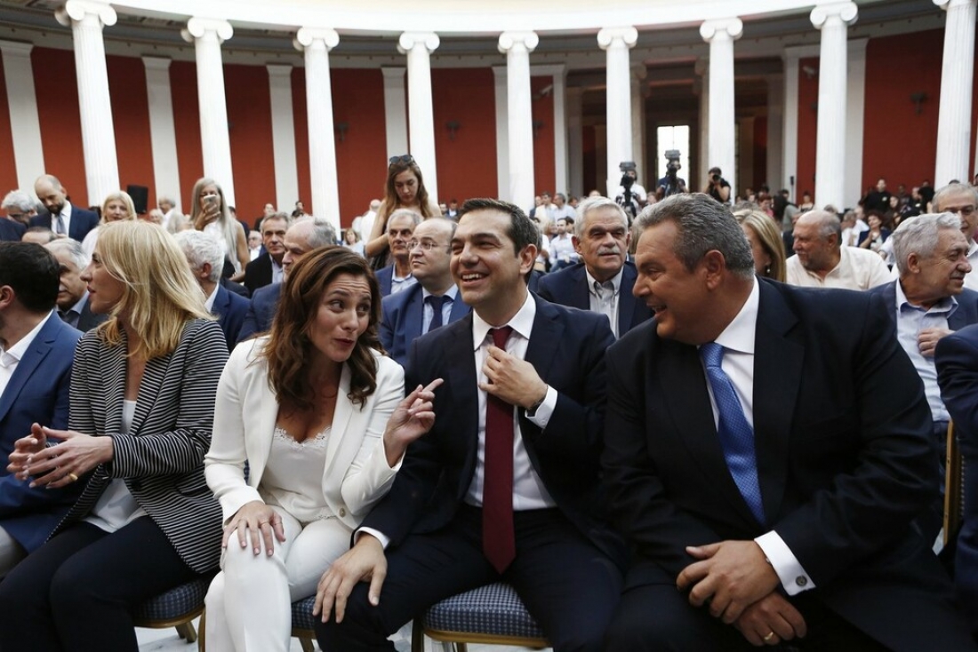 22 Ιουνίου 2018, Αθήνα, Ζάππειο. Ο πρωθυπουργός Αλέξης Τσίπρας (δεύτερος από δεξιά) για πρώτη και τελευταία φορά με γραβάτα, που του φόρεσε ο κυβερνητικός εταίρος του, Πάνος Καμμένος.  