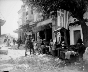Σμύρνη, πρώτα χρόνια του 20ού αιώνα. Σε ελληνική γειτονιά. Η ελληνική κοινότητα της Σμύρνης συνειδητοποίησε σταδιακά τη θέση της «ως θεματοφύλακας μιας γενικευμένης, αλλά και συνάμα τοπικής παράδοσης». 
