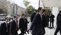 Οι τούρκοι στρατιωτικοί ενώ προσάγονται στον Άρειο Πάγο, για να ακούσουν την απόφαση του δικαστηρίου.