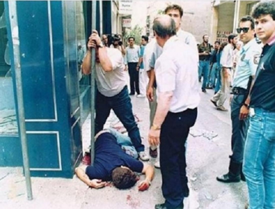  14 &Iota;&omicron;&upsilon;&lambda;ί&omicron;&upsilon; 1992, &Alpha;&theta;ή&nu;&alpha;. &Omicron; &nu;&epsilon;&alpha;&rho;ό&sigmaf; &Theta;ά&nu;&omicron;&sigmaf; &Alpha;&xi;&alpha;&rho;&lambda;&iota;ά&nu; &kappa;&epsilon;ί&tau;&epsilon;&tau;&alpha;&iota; &sigma;&tau;&omicron; &delta;&rho;ό&mu;&omicron;, &chi;&tau;&upsilon;&pi;&eta;&mu;έ&nu;&omicron;&sigmaf; &theta;&alpha;&nu;ά&sigma;&iota;&mu;&alpha; &alpha;&pi;ό &tau;&eta; &rho;&omicron;&upsilon;&kappa;έ&tau;&alpha; &pi;&omicron;&upsilon; &epsilon;&kappa;&tau;ό&xi;&epsilon;&upsilon;&sigma;&epsilon; &omicron; &tau;&rho;&omicron;&mu;&omicron;&kappa;&rho;ά&tau;&eta;&sigmaf; &Delta;&eta;&mu;ή&tau;&rho;&eta;&sigmaf; &Kappa;&omicron;&upsilon;&phi;&omicron;&nu;&tau;ί&nu;&alpha;&sigmaf;.  