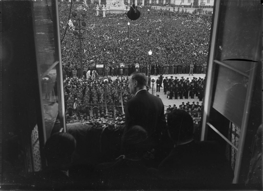 O πορτογάλος δικτάτορας Αντόνιο ντε Ολιβέιρα στη διάρκεια ομιλίας του, σε στρατιωτικούς και πολίτες, στη Λισσαβώνα. Το μακρύ διάστημα της δικτατορίας του (υπήρξε πρωθυπουργός από το 1928 έως το 1968, ενώ το καθεστώς του ανατράπηκε το 1974), πολιτεύτηκε με το σύνθημα Deus, PátriaeFamília (Πατρίς, Θρησκεία, Οικογένεια), οδηγώντας τη χώρα στην αγροτική απομόνωση. 