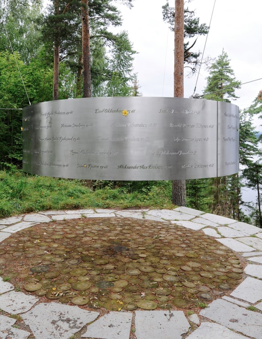 Νησί Ουτόγια, Νορβηγία. Το νησί όπου, στις 22 Ιουλίου 2011, ο Άντερς Μπρέιβικ δολοφόνησε 77 ανθρώπους, εκ των οποίων 33 κάτω των 18 ετών, έχει μετατραπεί σε μνημείο. Στη φωτγραφία αναγράφονται τα ονόματα των δολοφονημένων.