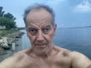 Ο Δημήτρης Φύσσας. Σέλφι που ο συγγραφέας έβγαλε στις 25 Αυγούστου 2023, στη διάρκεια των διακοπών του στην Κυλλήνη, και την ανάρτησε στο λογαριασμό του στο facebook.