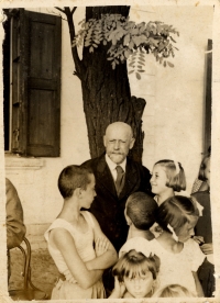 Ο Γιάνους Κόρτσακ με τα παιδιά του ορφανοτροφείου, 1938. Λίγα χρόνια μετά θα βάδιζε μπροστά από παιδιά σαν αυτά στο δρόμο προς το στρατόπεδο του θανάτου.