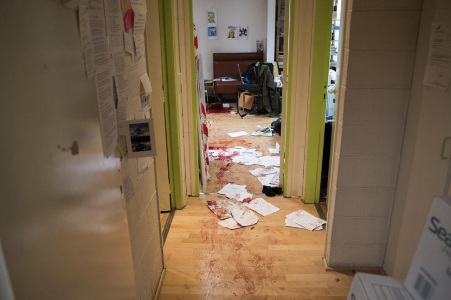&Tau;&alpha; &gamma;&rho;&alpha;&phi;&epsilon;ί&alpha; &tau;&omicron;&upsilon; Charlie Hebdo &mu;&epsilon;&tau;ά &tau;&eta; &delta;&omicron;&lambda;&omicron;&phi;&omicron;&nu;&iota;&kappa;ή &epsilon;&pi;ί&theta;&epsilon;&sigma;&eta; &tau;&omega;&nu; &tau;&zeta;&iota;&chi;&alpha;&nu;&tau;&iota;&sigma;&tau;ώ&nu;. &Eta; &phi;&omega;&tau;&omicron;&gamma;&rho;&alpha;&phi;ί&alpha; &pi;&rho;&omega;&tau;&omicron;&delta;&eta;&mu;&omicron;&sigma;&iota;&epsilon;ύ&theta;&eta;&kappa;&epsilon; &sigma;&tau;&eta;&nu; &iota;&sigma;&tau;&omicron;&sigma;&epsilon;&lambda;ί&delta;&alpha; &tau;&eta;&sigmaf; &epsilon;&phi;&eta;&mu;&epsilon;&rho;ί&delta;&alpha;&sigmaf; Le Monde.