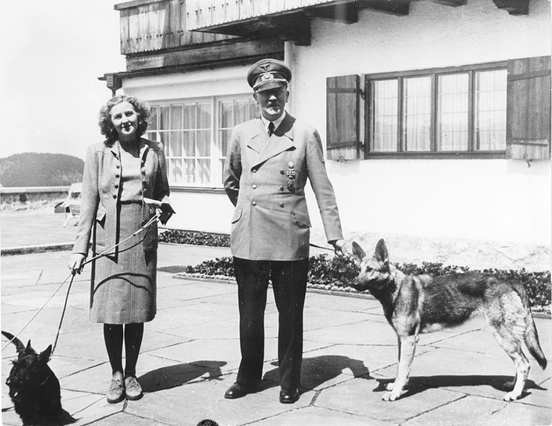 O Αδόλφος Χίτλερ και η Εύα Μπράουν, με τα σκυλιά τους, στο σπίτι τους στο Μπέργκχοφ. 