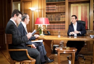 Ο πρωθυπουργός Αλέξης Τσίπρας (δεξιά) με τους δημοσιογράφους Αντώνη Αλαφογιώργο και Πάνο Χαρίτο, στο γραφείο του πρώτου στο Μέγαρο Μαξίμου.