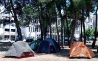 &Sigma;&kappa;&eta;&nu;έ&sigmaf; &sigma;&tau;&omicron; &kappa;ά&mu;&pi;&omicron;&upsilon;&sigmaf; &tau;&omicron;&upsilon; &Alpha;&Pi;&Theta;, &tau;&omicron; &pi;&epsilon;&rho;&alpha;&sigma;&mu;έ&nu;&omicron; &kappa;&alpha;&lambda;&omicron;&kappa;&alpha;ί&rho;&iota;, &sigma;&tau;&omicron; &pi;&lambda;&alpha;ί&sigma;&iota;&omicron; &tau;&eta;&sigmaf; &kappa;&alpha;&tau;&alpha;&sigma;&kappa;ή&nu;&omega;&sigma;&eta;&sigmaf; &laquo;No Border Camp &ndash; Thessaloniki 2016&raquo;. &Tau;&omicron; &kappa;&rho;ά&tau;&omicron;&sigmaf; &alpha;&pi;&lambda;ώ&sigmaf; &epsilon;&pi;&iota;&tau;&eta;&rho;&epsilon;ί &alpha;&pi;ό &mu;&alpha;&kappa;&rho;&iota;ά &tau;&eta;&nu; &pi;&alpha;&rho;&alpha;&beta;&alpha;&tau;&iota;&kappa;ό&tau;&eta;&tau;&alpha;.