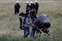 Έ&nu;&alpha;&sigmaf; ά&nu;&delta;&rho;&alpha;&sigmaf; &kappa;&alpha;&iota; &tau;&omicron; &pi;&alpha;&iota;&delta;ί &tau;&omicron;&upsilon; &sigma;&pi;&rho;ώ&chi;&nu;&omicron;&upsilon;&nu; έ&nu;&alpha; &kappa;&alpha;&rho;&omicron;&tau;&sigma;ά&kappa;&iota;. &Eta; &alpha;&pi;&omicron;&chi;ώ&rho;&eta;&sigma;&eta; &pi;&rho;&omicron;&sigma;&phi;ύ&gamma;&omega;&nu; &alpha;&pi;ό &tau;&eta;&nu; &Epsilon;&iota;&delta;&omicron;&mu;έ&nu;&eta; ά&rho;&chi;&iota;&sigma;&epsilon; &mu;&epsilon; &tau;&alpha; &Mu;&Mu;&Epsilon; &mu;&alpha;&kappa;&rho;&iota;ά &alpha;&pi;ό &tau;&omicron; &laquo;&pi;&epsilon;&delta;ί&omicron; &tau;&eta;&sigmaf; &alpha;&sigma;&tau;&upsilon;&nu;&omicron;&mu;&iota;&kappa;ή&sigmaf; &epsilon;&pi;&iota;&chi;&epsilon;ί&rho;&eta;&sigma;&eta;&sigmaf;&raquo;. 